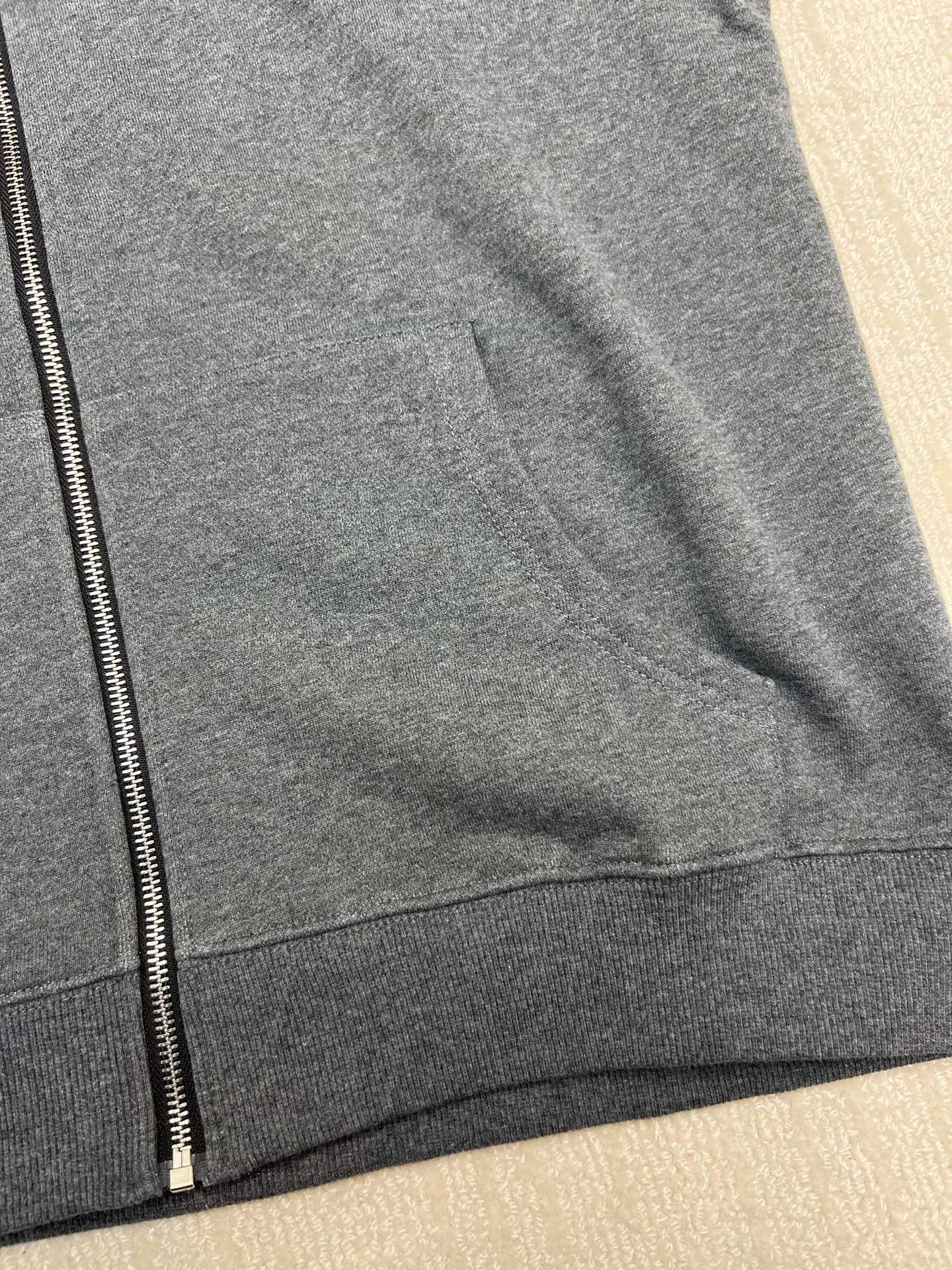 P340 𝗖𝗵𝗿𝗼𝗺𝗲 𝗛𝗲𝗮𝗿𝘁𝘀Cro Heart pure cotton terry zipper hooded jacket, a must-have item for men and women's light luxury commuting, high weight cotton double yarn 380g large terry fabric, fixed and dyed matching ribs, customized full set of accessories, clear letters and perfect restoration without difference. High-end atmosphere and full grade! The entire dress is exclusively customized with heavy craftsmanship, including burnt flower appliqué, leather embroidery and cross craftsmanship, perfectly combined with precise stitching! All wiring is special machine chain double wire, absolutely high quality craftsmanship!  Size: M L XL XXL